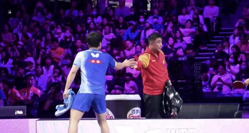 手输球时, 们握手, 和我握手